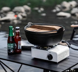 Többfunktions, syds öntöttvas ötös fedővel, álvány nékel. Perfekt til hjemme- og udendørs madlavning / Multifunktionel holdbar støbejernsgryde, hængende gryde, perfekt til madlavning hjemme og udendørs.