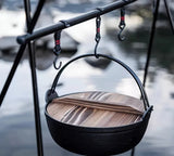 Többfunktions, syds öntöttvas ötös fedővel, álvány nékel. Perfekt til hjemme- og udendørs madlavning / Multifunktionel holdbar støbejernsgryde, hængende gryde, perfekt til madlavning hjemme og udendørs.